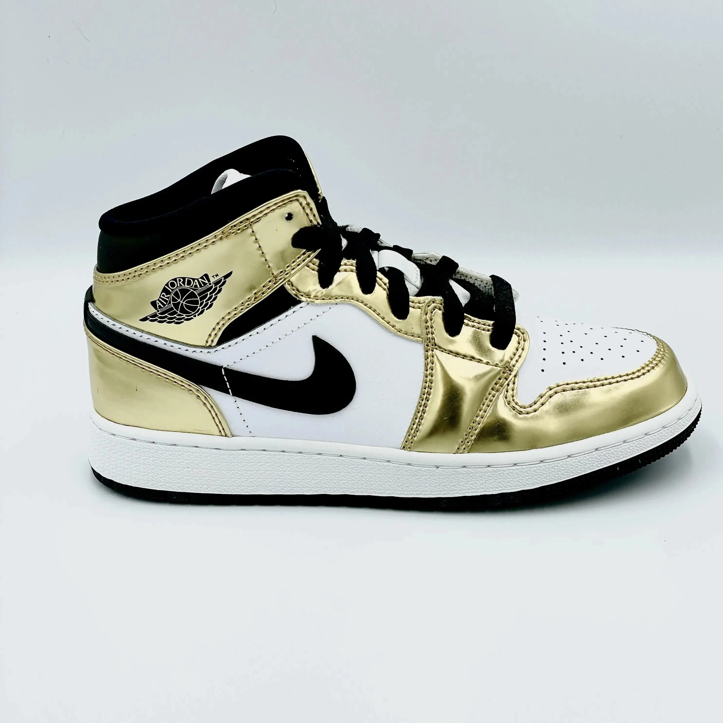 Jordan 1 Mid Gold Black White